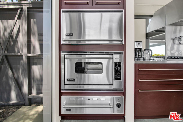 9892 BEVERLY GROVE Drive, Beverly Hills CA: https://media.crmls.org/mediaz/1118b8ea-ec87-43cb-9b9e-593c3ea39dbc.jpg