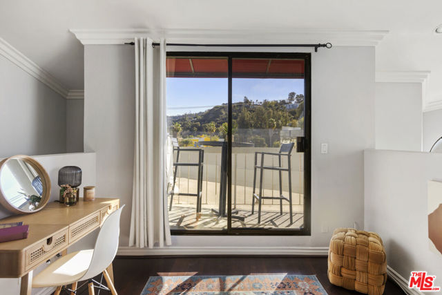 4211 Arch Drive, Studio City CA: https://media.crmls.org/mediaz/1118f201-fc73-45dc-81de-7af1bb214f08.jpg