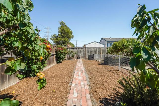 16 N Rochester Street, San Mateo CA: https://media.crmls.org/mediaz/111918f0-1b80-4cba-9be3-3c15437eb99b.jpg