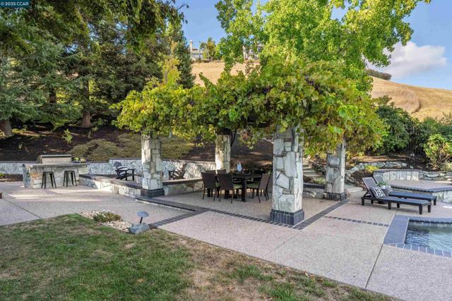 3746 Deer Trail Ct, Danville CA: https://media.crmls.org/mediaz/111966fb-25cc-412a-a0e3-4506e1042797.jpg