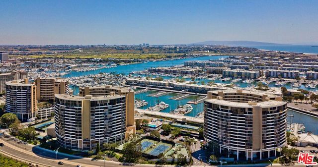 4335 Marina City Drive, Marina del Rey CA: https://media.crmls.org/mediaz/1119ab7b-d7b9-4feb-84de-926a91856136.jpg