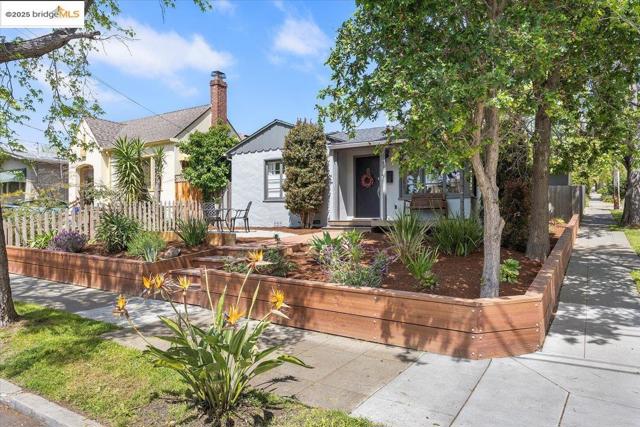 3148 Sylvan Ave, Oakland CA: https://media.crmls.org/mediaz/1119dd81-acc1-438a-9572-bb42052414e9.jpg
