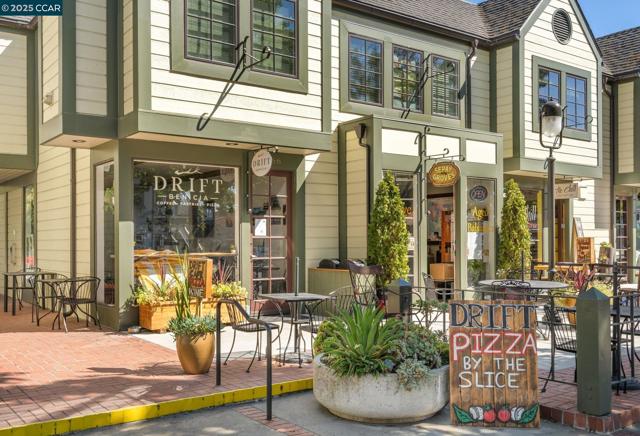 302 Columbia Cir, Benicia CA: https://media.crmls.org/mediaz/111b1a9d-16f2-419e-a369-8f20c9c5e2c8.jpg