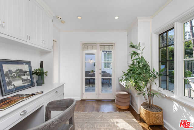 10155 Valley Spring Lane, Toluca Lake CA: https://media.crmls.org/mediaz/111b71eb-054a-4e5f-aba1-e1bc36ecf3e8.jpg