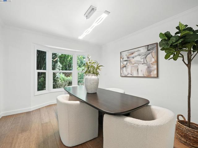 160 Moraga Way, Orinda CA: https://media.crmls.org/mediaz/111bd523-b5c4-4430-ab78-80452b588ee2.jpg