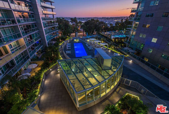 13600 Marina Pointe Drive, Marina del Rey CA: https://media.crmls.org/mediaz/111be7f1-875d-4315-9693-7361c72d2e89.jpg