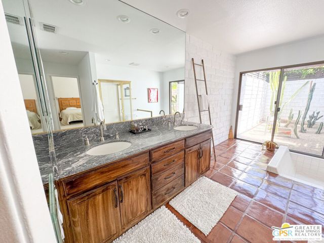 1375 E Primavera Drive, Palm Springs CA: https://media.crmls.org/mediaz/111beda6-24ba-4f47-a3e5-b59d0f595562.jpg