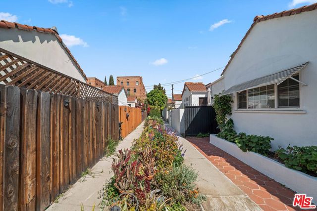 1236 1/4 N Cahuenga Boulevard, Los Angeles CA: https://media.crmls.org/mediaz/111c46ac-92d7-42e0-8759-125cf26e1cd9.jpg