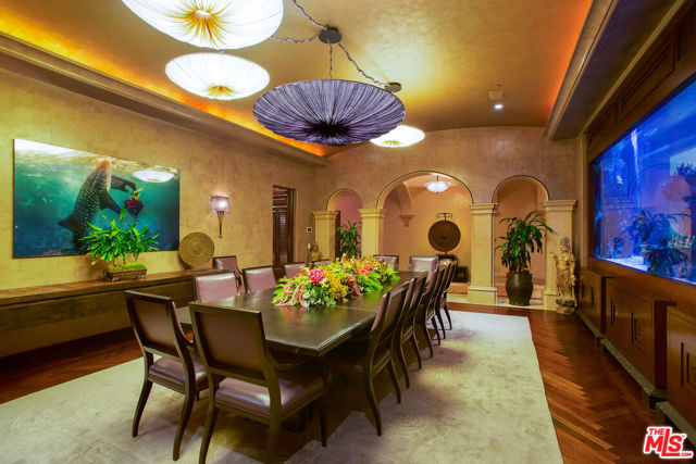 10066 Cielo Drive, Beverly Hills CA: https://media.crmls.org/mediaz/111c4c49-908e-4ee8-baf4-f2735d86993b.jpg