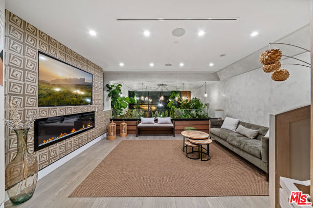 836 California Avenue, Venice CA: https://media.crmls.org/mediaz/111d1a73-bd3c-4249-808c-19e06866c3b7.jpg