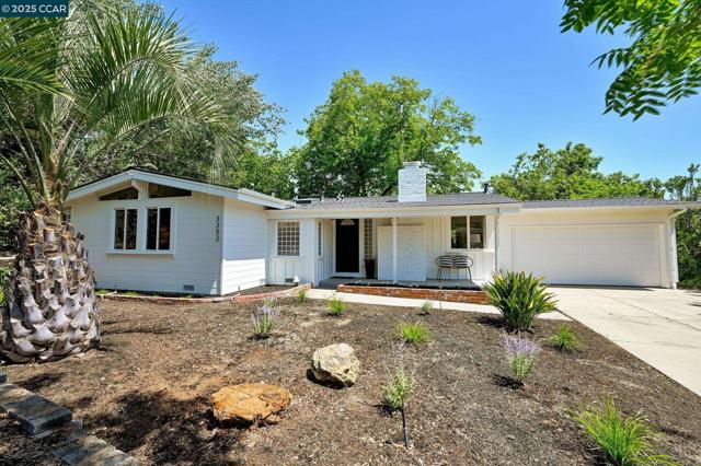 3352 Betty Ln, Lafayette CA: https://media.crmls.org/mediaz/111d2a0c-5089-45ef-8818-8b9febb9b3fb.jpg