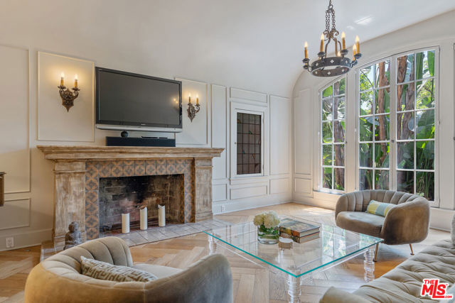 809 S Muirfield Road, Los Angeles CA: https://media.crmls.org/mediaz/111d44de-6028-49e6-bd16-299217022ce6.jpg
