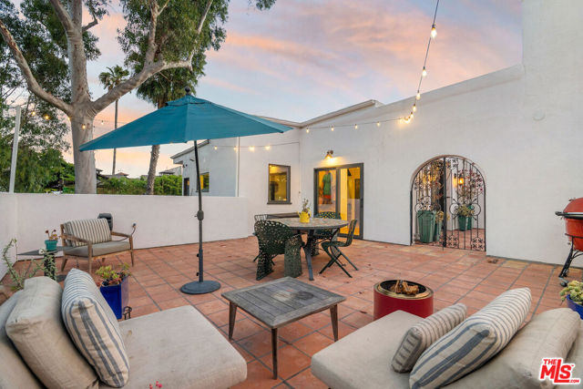 6216 Primrose Avenue, Los Angeles CA: https://media.crmls.org/mediaz/111dae33-0246-47ed-a1f5-1f38b93d3125.jpg