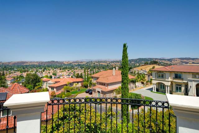 7003 Hollow Lake Way, San Jose CA: https://media.crmls.org/mediaz/111e08a7-f97d-41cf-82fc-3f9196d5dd7d.jpg