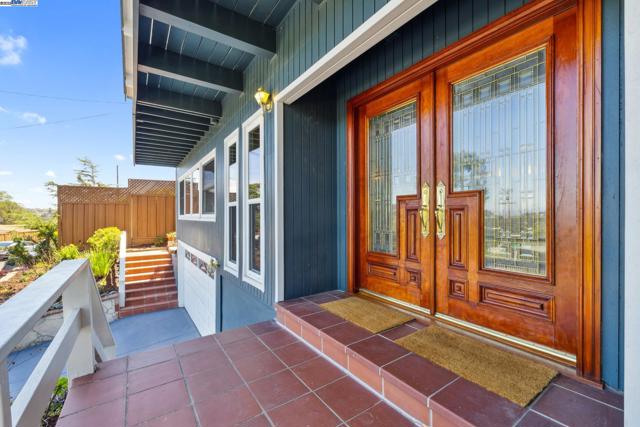 2140 Pullman Ave, Belmont CA: https://media.crmls.org/mediaz/111e190f-39df-4aef-8aa8-e1bb370060ac.jpg