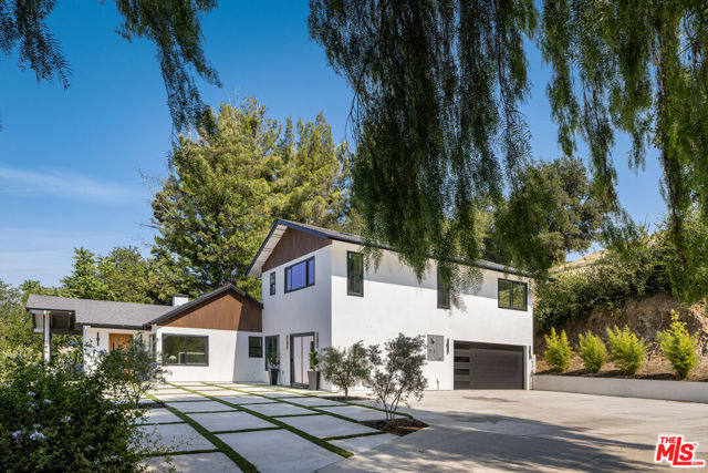 9425 Gierson Avenue, Chatsworth CA: https://media.crmls.org/mediaz/111ea4dd-46a5-4679-9de6-7d1ddb699e24.jpg