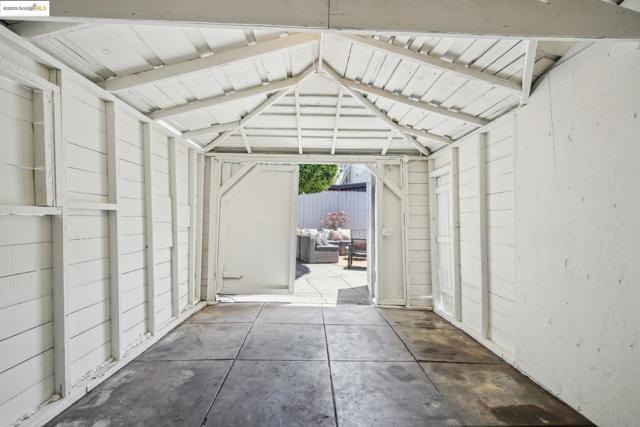 320 Forest St, Oakland CA: https://media.crmls.org/mediaz/111f1f69-a7fd-42f8-b81f-625d028ffd3f.jpg