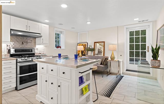 61 Wildwood Ave, Piedmont CA: https://media.crmls.org/mediaz/111f43c8-5abe-4647-b7b3-d6dcd9d8694a.jpg