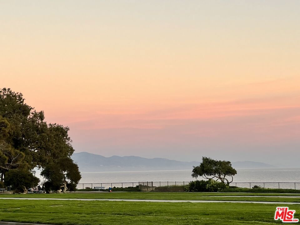 https://media.crmls.org/mediaz/112133a0-7985-4530-a8e0-f4337b4fd29c.jpg?preset=X-Large