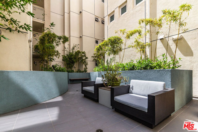 436 S Virgil Avenue, Los Angeles CA: https://media.crmls.org/mediaz/1121451d-7819-491d-b118-11b2a261ae66.jpg