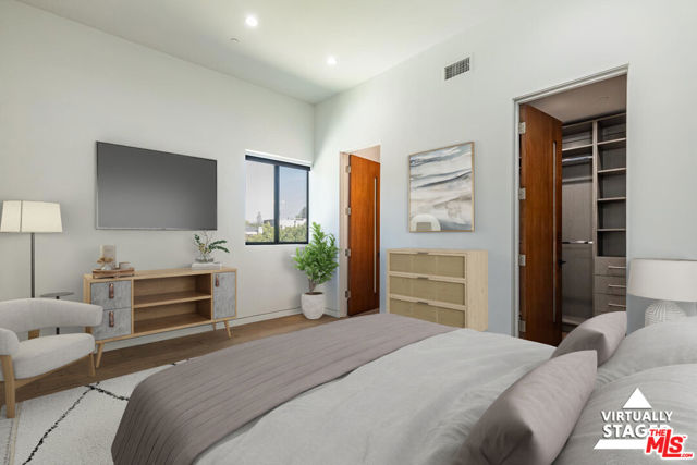458 S Sycamore Avenue, Los Angeles CA: https://media.crmls.org/mediaz/112158ba-0a2a-4c87-9487-cd11b32391ec.jpg