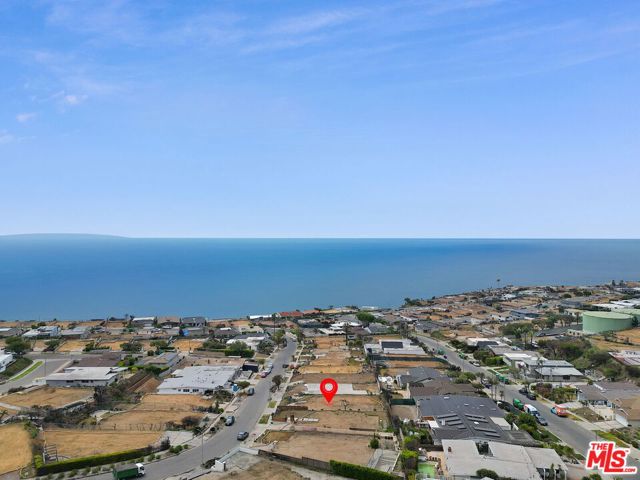 3731 Seahorn Drive, Malibu CA: https://media.crmls.org/mediaz/11215fe3-ff20-4531-b5f3-6883f4fa90c6.jpg