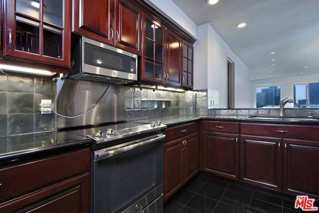 10520 Wilshire Boulevard, Los Angeles CA: https://media.crmls.org/mediaz/1121a210-0ee6-4820-8dc0-08f460ccc43e.jpg