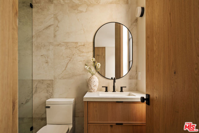 11556 Blix Street, Valley Village CA: https://media.crmls.org/mediaz/1121ab82-4c2d-4ecf-9b1f-988ac91f5b33.jpg