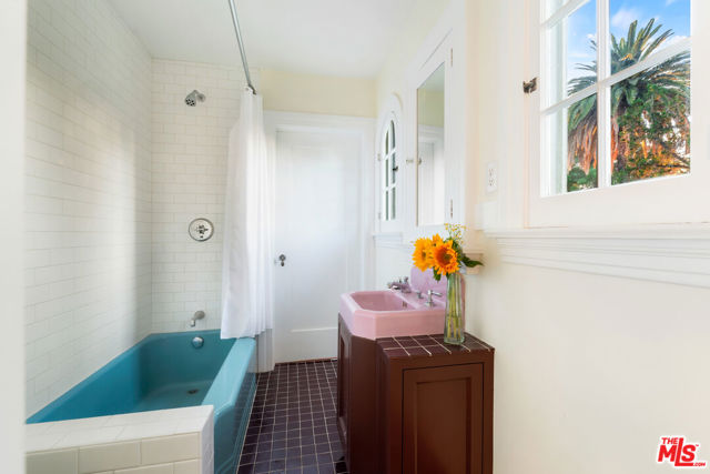 1672 Buckingham Road, Los Angeles CA: https://media.crmls.org/mediaz/11221508-840b-4646-acaf-39167d66af5e.jpg