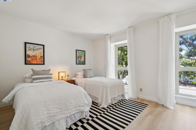 1105 Fontana Dr, Alameda CA: https://media.crmls.org/mediaz/11222d64-7c9b-4542-8801-e5552433917a.jpg
