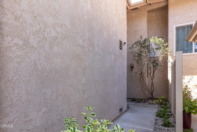 Detail Gallery Image 2 of 25 For 985 Hawthorne Ln, Ventura,  CA 93003 - 3 Beds | 3/1 Baths