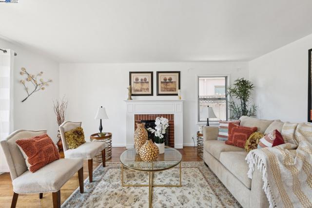 14886 Wake Ave, San Leandro CA: https://media.crmls.org/mediaz/1122baec-aaec-4f95-87cc-6dedb038bc87.jpg