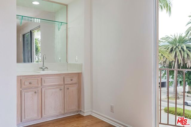 211 CALIFORNIA Avenue, Santa Monica CA: https://media.crmls.org/mediaz/112420cb-d52b-4e86-8a98-b3327e7ced0a.jpg