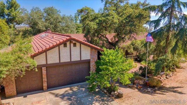 24903 Oakana Rd, Ramona CA: https://media.crmls.org/mediaz/11266d7f-29ee-49a1-b158-5d319dacb845.jpg