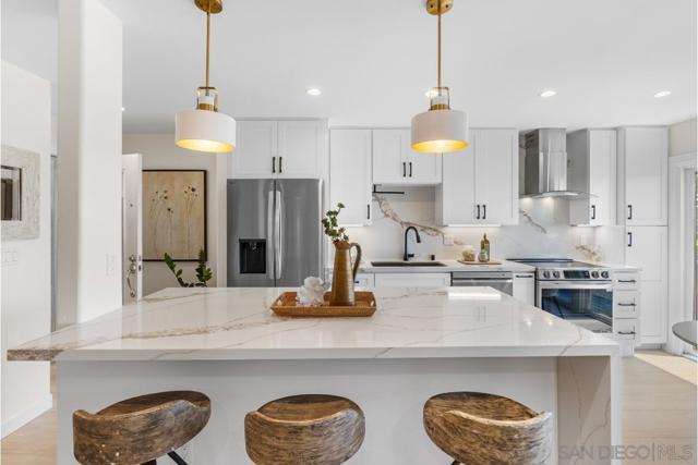 4007 Crown Point Drive, San Diego CA: https://media.crmls.org/mediaz/112741bd-076c-43c2-a672-3808f76ffbf6.jpg