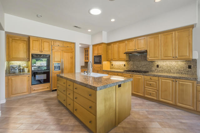 56 Oakmont Drive, Rancho Mirage CA: https://media.crmls.org/mediaz/11278c49-1068-4122-b436-cb83e3c9d0a2.jpg