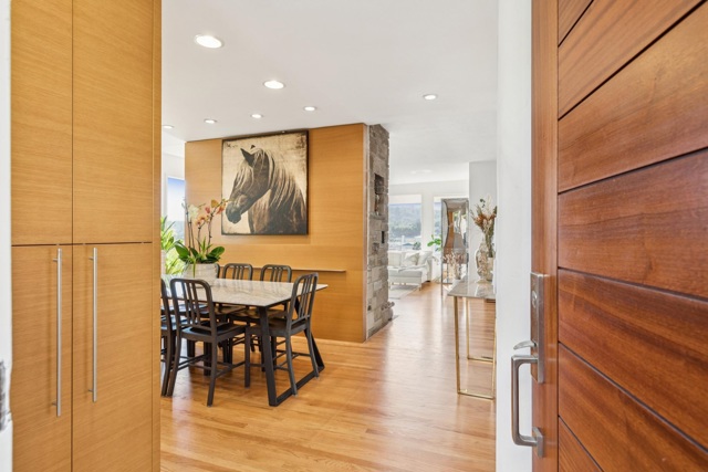 28 Marina Court Dr, San Rafael CA: https://media.crmls.org/mediaz/11284217-ed23-4cdf-b5c2-956e6565a5ad.jpg