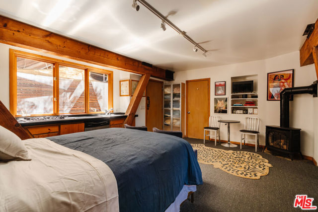 6894 Pacific View Drive, Los Angeles CA: https://media.crmls.org/mediaz/11284f91-97b6-489a-8798-c995971e2349.jpg