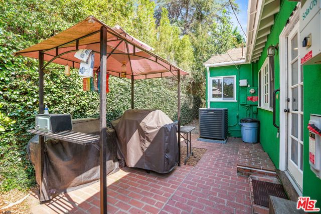 3007 W Clark Avenue, Burbank CA: https://media.crmls.org/mediaz/1128ddb9-6af4-4e7e-a589-a1dd3ba08af1.jpg