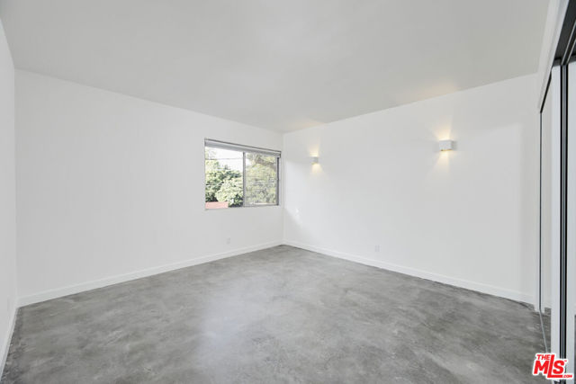 305 San Vicente Boulevard, Santa Monica CA: https://media.crmls.org/mediaz/1128edb7-6100-4042-9e15-2c96886e5ba4.jpg