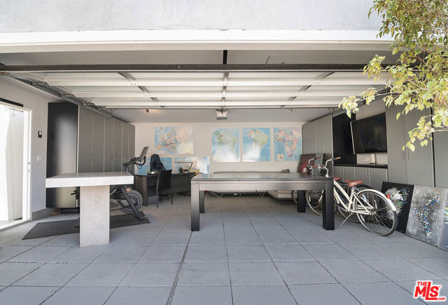 922 Garfield Avenue, Venice CA: https://media.crmls.org/mediaz/11291f91-f6ee-40a3-b76f-63cc6c56f98f.jpg