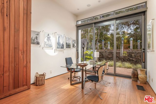 345 W Channel Road, Santa Monica CA: https://media.crmls.org/mediaz/11294b73-86aa-44dd-81fa-d795d8977a26.jpg
