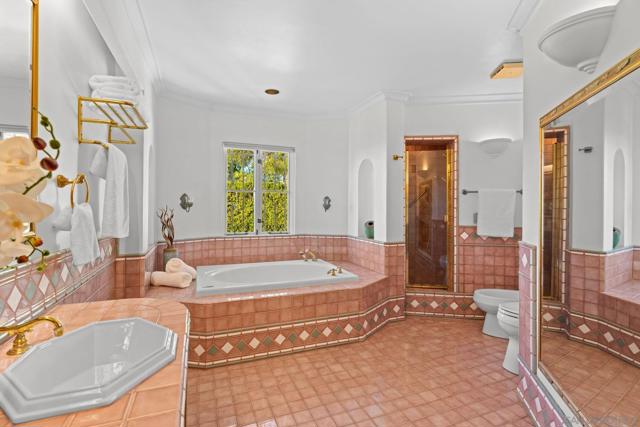 6692 La Jolla Scenic Dr S, La Jolla CA: https://media.crmls.org/mediaz/1129593c-9853-4fbb-9288-68157cf363a4.jpg