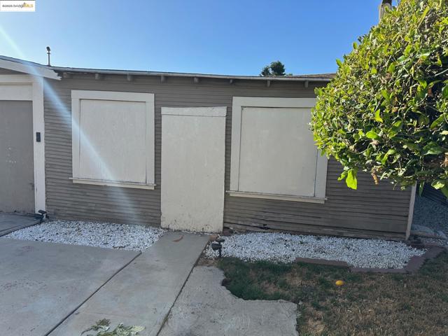 1937 87th Avenue, Oakland CA: https://media.crmls.org/mediaz/112a195c-ecaf-468a-99ba-0e9994669d13.jpg