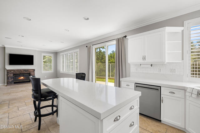 3206 Clarita Court, Thousand Oaks CA: https://media.crmls.org/mediaz/112a3054-4efe-411a-87b8-2238ab3c3c6c.jpg