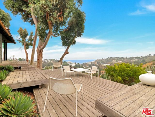 16959 Dulce Ynez Lane, Pacific Palisades CA: https://media.crmls.org/mediaz/112adc2f-da7b-435b-8a84-7d607b083220.jpg