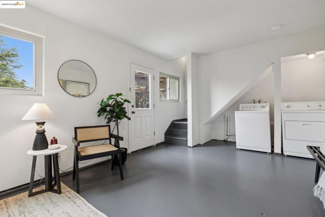1494 Olive Ave, Richmond CA: https://media.crmls.org/mediaz/112b7a8e-57da-4c90-93bf-ff6a23230cb5.jpg