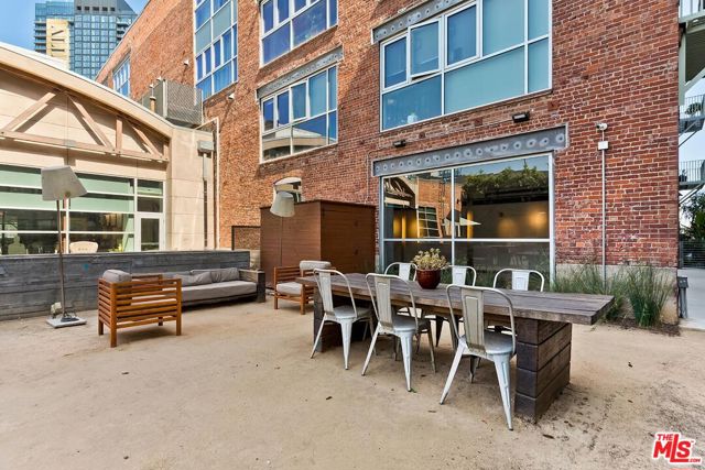 530 S Hewitt Street, Los Angeles CA: https://media.crmls.org/mediaz/112b9fac-c095-467c-819a-ef0405078bb8.jpg