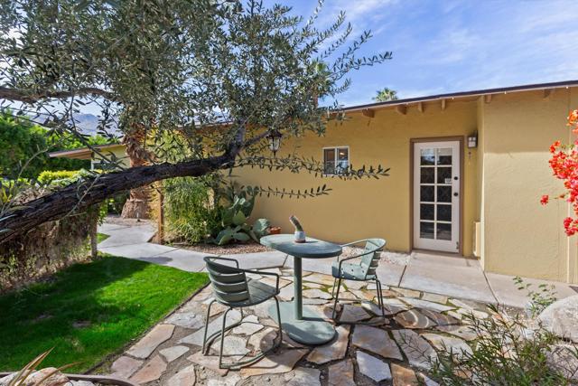 1387 E Verbena Drive, Palm Springs CA: https://media.crmls.org/mediaz/112bb271-a837-4c22-a776-783db163d963.jpg