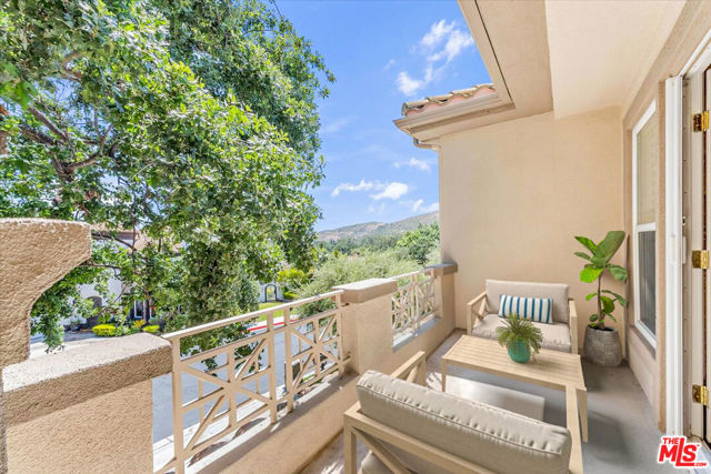 1535 Verde Ridge Lane, Westlake Village CA: https://media.crmls.org/mediaz/112cf254-ed7c-4009-b7de-cc7c97805ae3.jpg